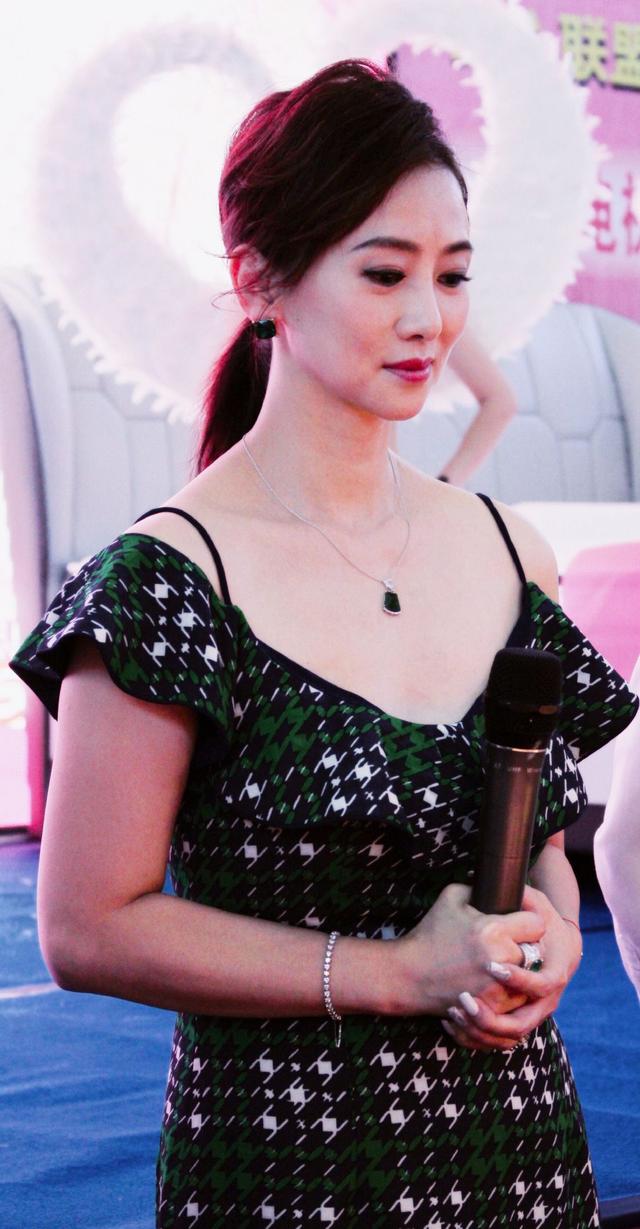 翁虹穿吊带露香肩性感现身,年过半百仍风韵犹存