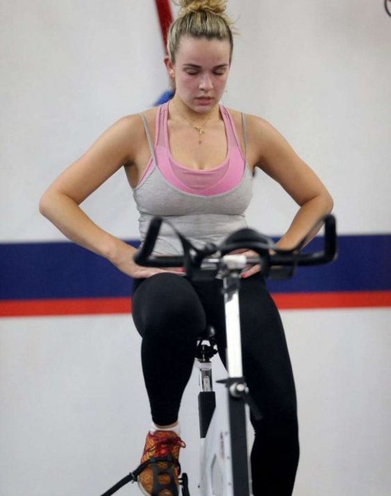 澳洲微胖女星健身撸铁被拍,满身大汗,一副乐在其中的样子