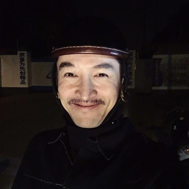 胡歌现身大兴机场拍摄宣传片长发剪短帅出不同风格