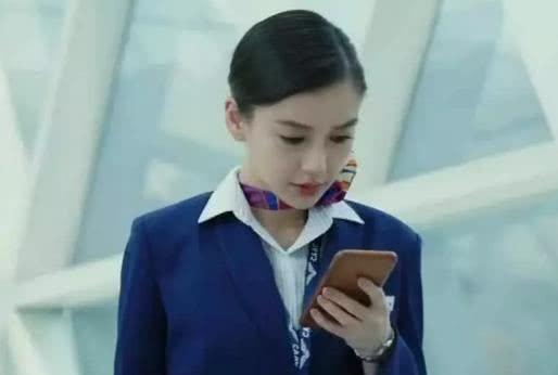 《中国机长》杨颖“空姐坐”被疯传,一双腿抢尽风头,简直A爆了