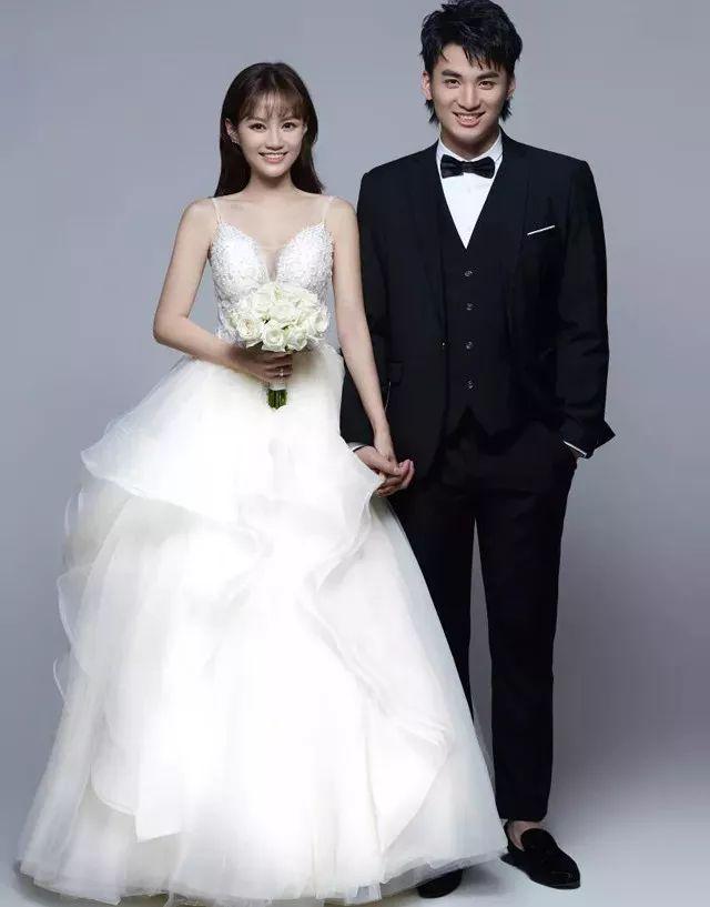 24岁于德豪结婚,杜锋现场助阵,她妻子的颜值与身材被球迷点赞