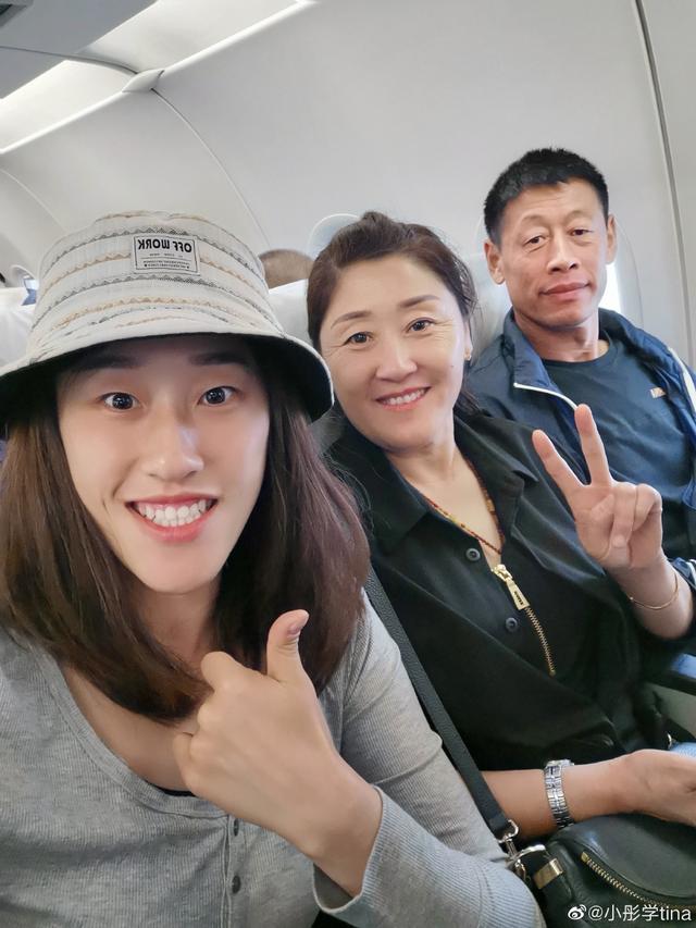 网友:一家人都是高颜值从照片可以看到,刘晓彤正与父母坐在飞机上