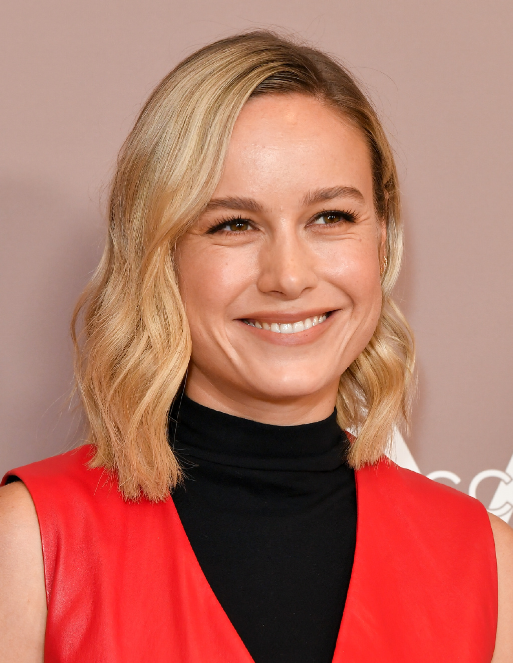 "惊队"布丽·拉尔森现身活动!精心打扮,却被拍成了大妈模样