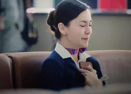 《中国机长》杨颖“空姐坐”被疯传,一双腿抢尽风头,简直A爆了