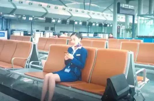 《中国机长》杨颖“空姐坐”被疯传,一双腿抢尽风头,简直A爆了
