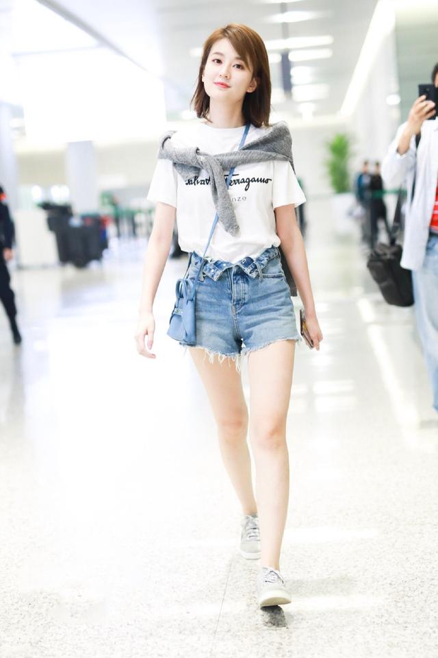 乔欣穿短裤不系纽扣,尽显比a4纸还细的小蛮腰,大长腿格外抢镜