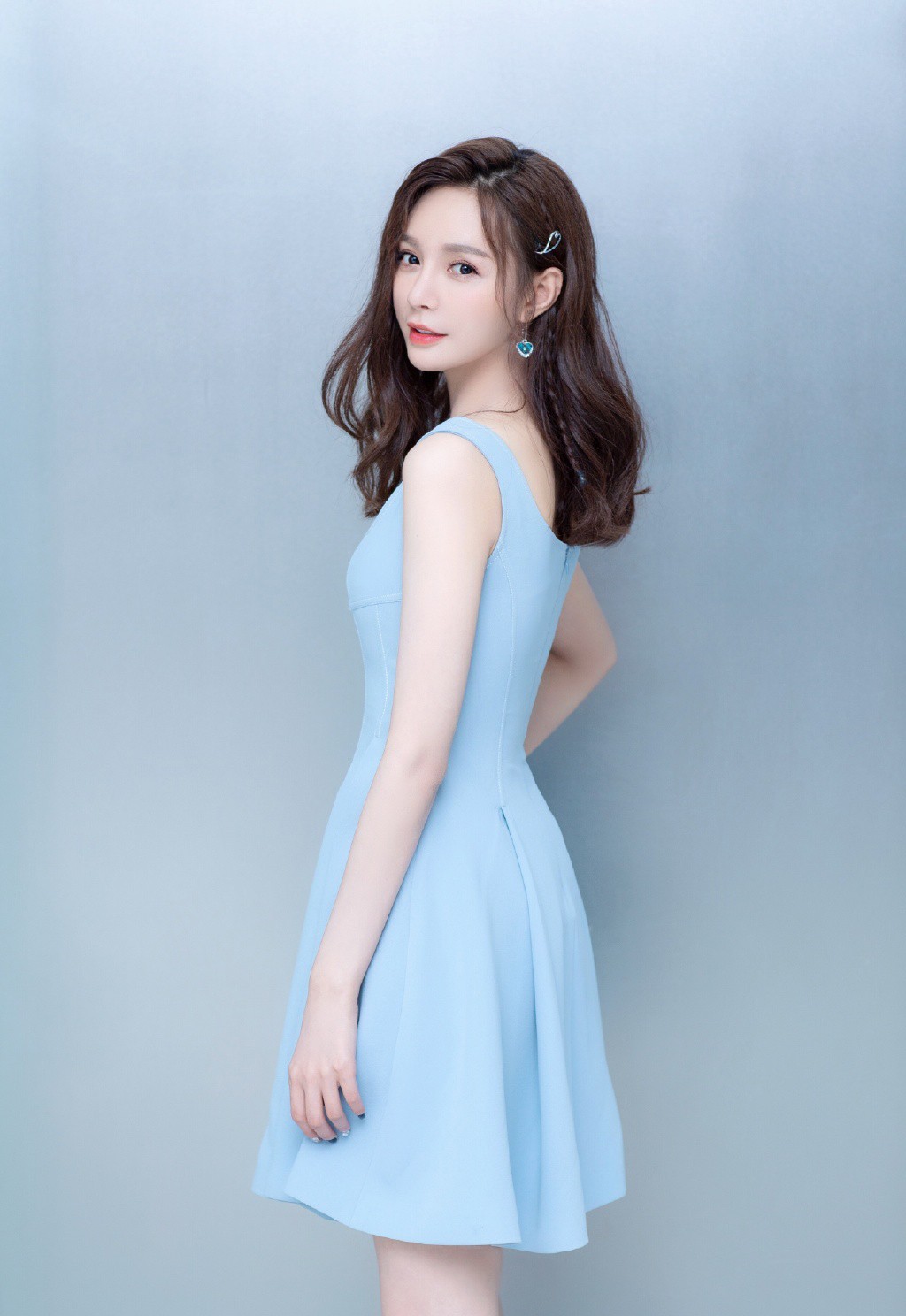 30岁沈梦辰穿成邻家小妹,孔雀绿毛衣配长裤清新娇美,太减龄了