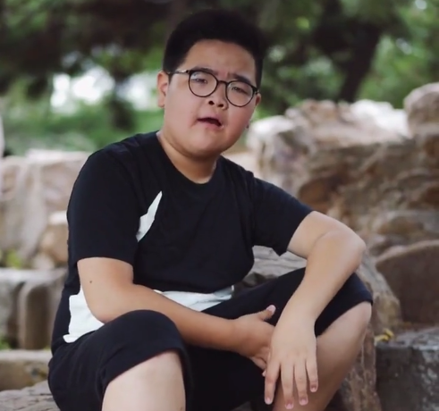 其实谢腾飞的扮演者真名叫曹桐睿,当时演这部剧的时候