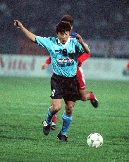 连足史上今天 96年黑子一锤定音 大连万达1比0广州太阳神夺冠在望