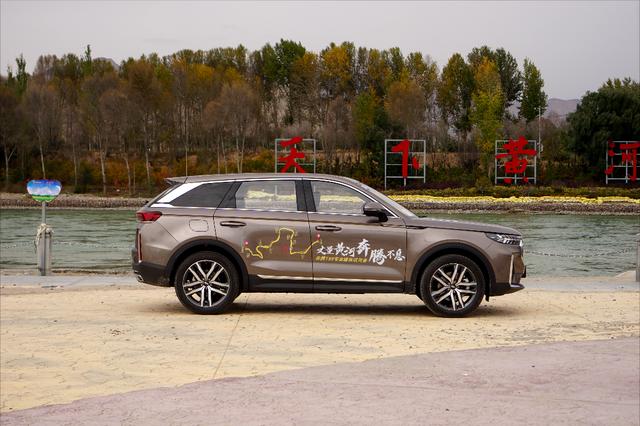 4800/1915/1685mm,轴距为2870mm,长和宽比红旗hs5(配置|询价)稍大一些