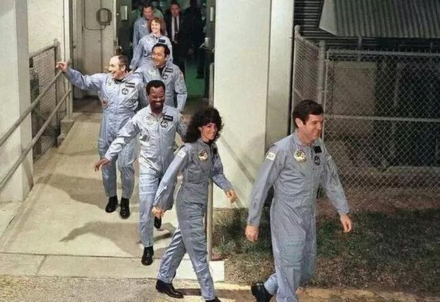 这是他们准备登上挑战者号的照片预备宇航员的集体合照1986年nasa太空