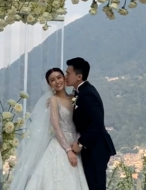 文咏珊吴启楠婚礼现场夫妻俩甜蜜拥吻满脸幸福婚礼又豪又高级