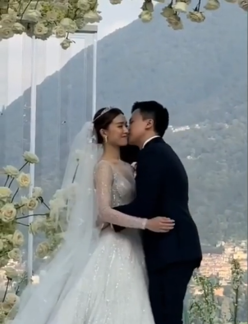 文咏珊吴启楠婚礼现场夫妻俩甜蜜拥吻满脸幸福婚礼又豪又高级