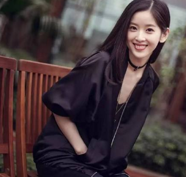 奶茶妹妹章泽天在剑桥频繁被偶遇,素颜被嘲,女神走下神坛?