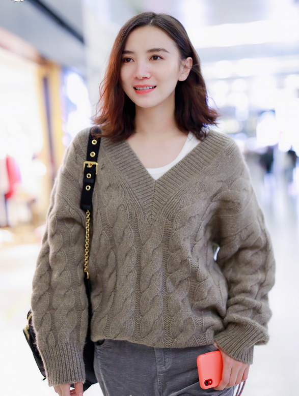 宋佳穿灰色毛衣内搭白t笑容灿烂星范十足穿搭时尚满分