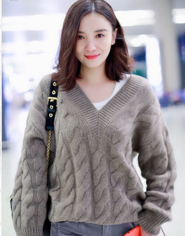 宋佳穿灰色毛衣内搭白t笑容灿烂星范十足穿搭时尚满分