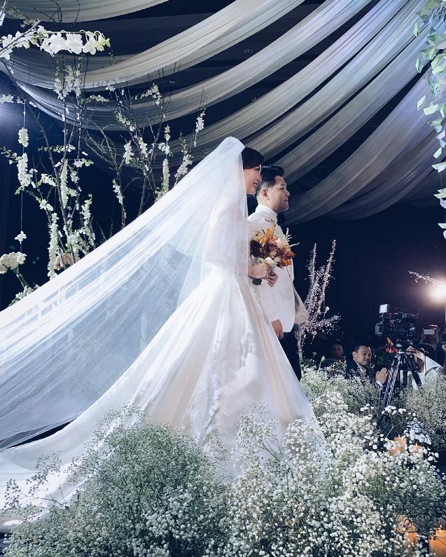 与何润东传过恋情金晨当她的证婚人这位明星到底有多厉害