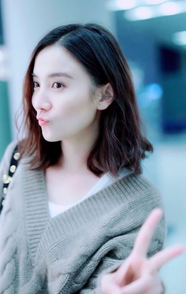 宋佳穿灰色毛衣内搭白t笑容灿烂星范十足穿搭时尚满分