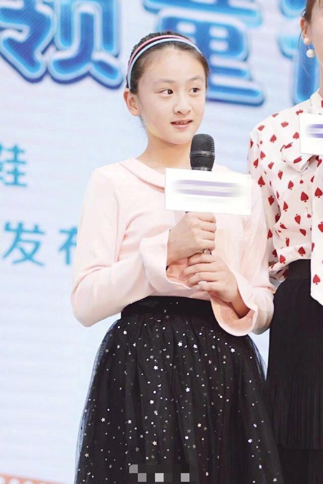 11岁森碟素颜生图:身高快赶上妈妈了,网友:这姿势就是个小田亮