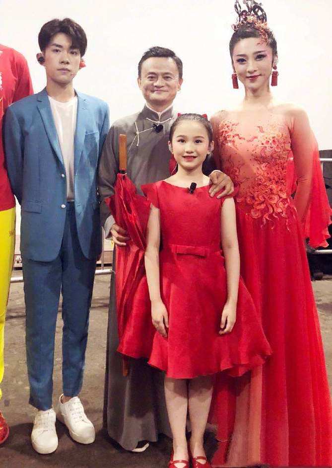 马云花3亿力捧的易烊千玺登上中华儿女却被粉丝吐槽是为何