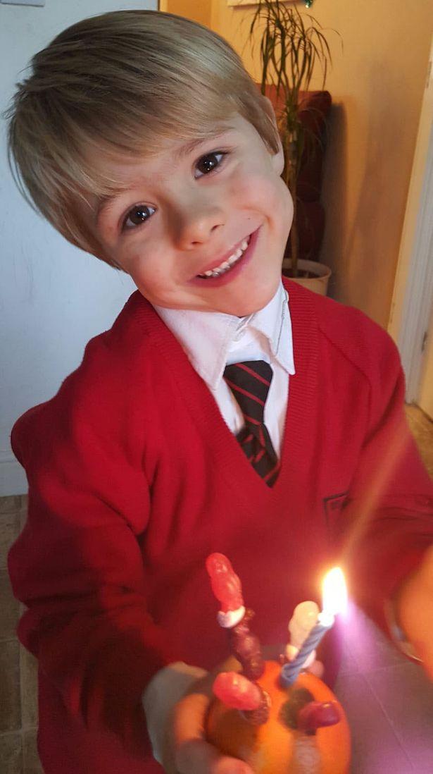 英男孩3岁时许愿成为女孩,7岁时母亲帮他实现了愿望