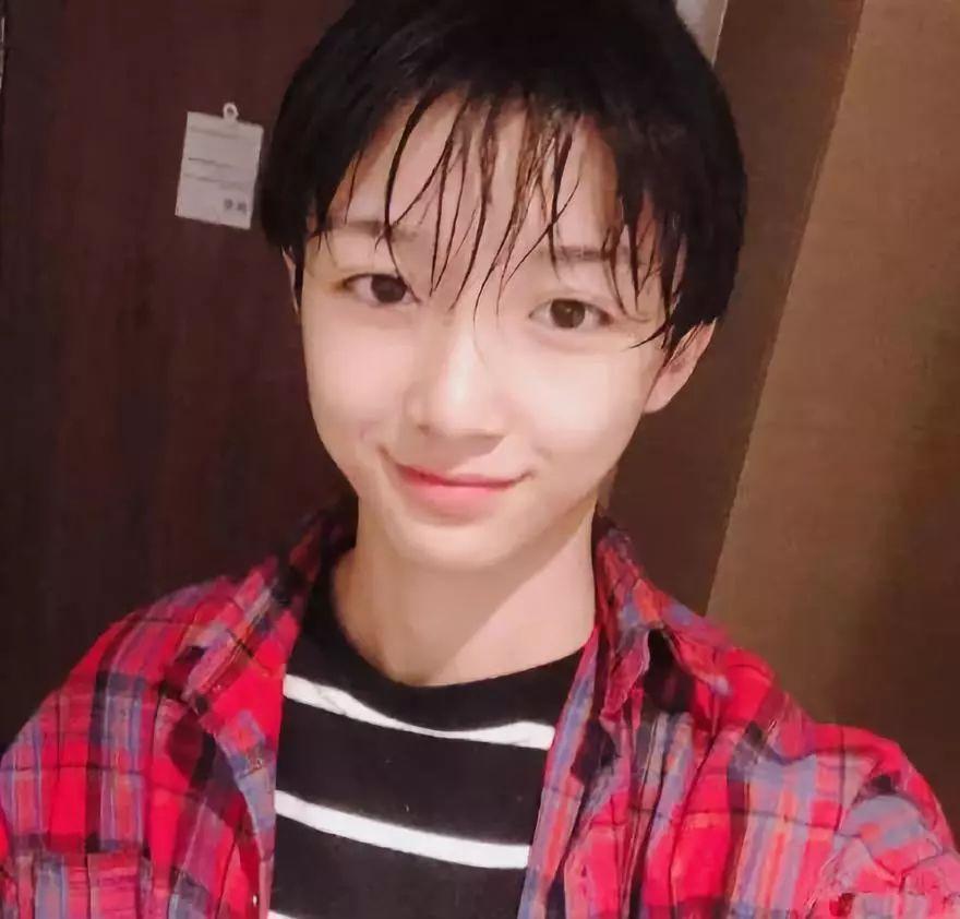 阿美还找到了他穿男装的样子,男孩打扮有点像王俊凯.