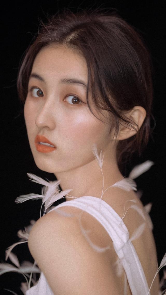 张子枫身材多好?"羽毛吊带裙"仙气十足,看到锁骨:羡慕的想哭