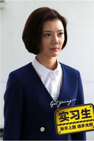 在《好先生》里,车晓饰演的是男主孙红雷的"前未婚妻"甘敬,成熟稳重的