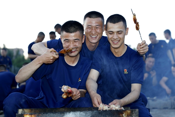 消防员新训时光：最苦最累 有别人体会不到的幸福|消防员|时光|汗水_新浪新闻