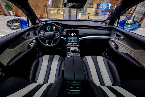 荣威RX5 MAX带来的科技美感，让驾车充满乐趣
