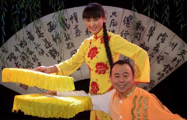 一个刘老根大舞台的老板,却曾经有过一段婚姻,带着一个女儿,又比闫