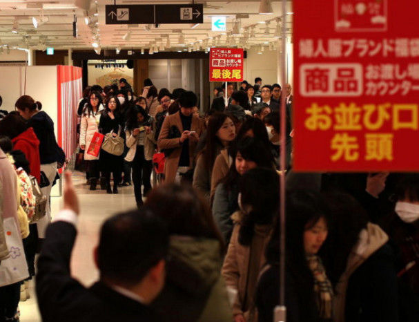 中国游客跟团去日本，导游让游客购物，不买东西别想走？