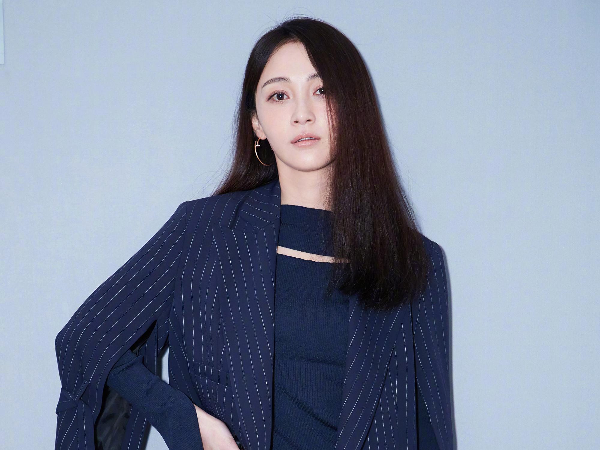 感情成谜姚笛状态不佳现身高铁站手上不见求婚戒指