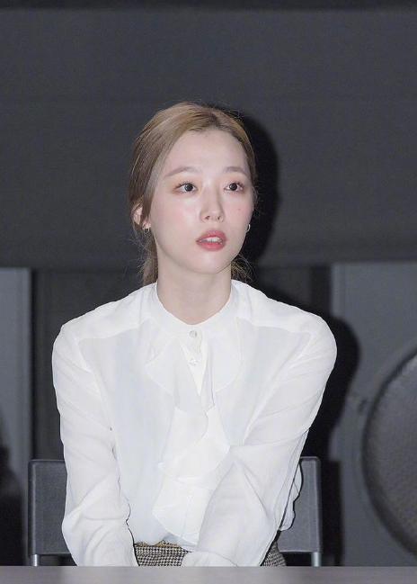 女星崔雪莉生前最后一次亮相,面对镜头笑得像朵花,让粉丝太心疼
