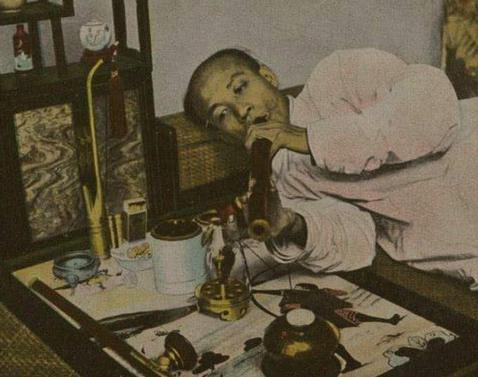 鸦片又苦又臭,清朝人为何还主动吸食?只因洋人用了这1卑劣手段