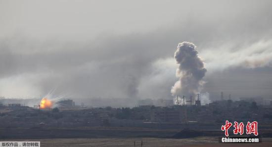 当地时间10月12日，从土耳其边境可以看到，叙利亚城镇拉斯埃恩发生爆炸，升起滚滚浓烟。