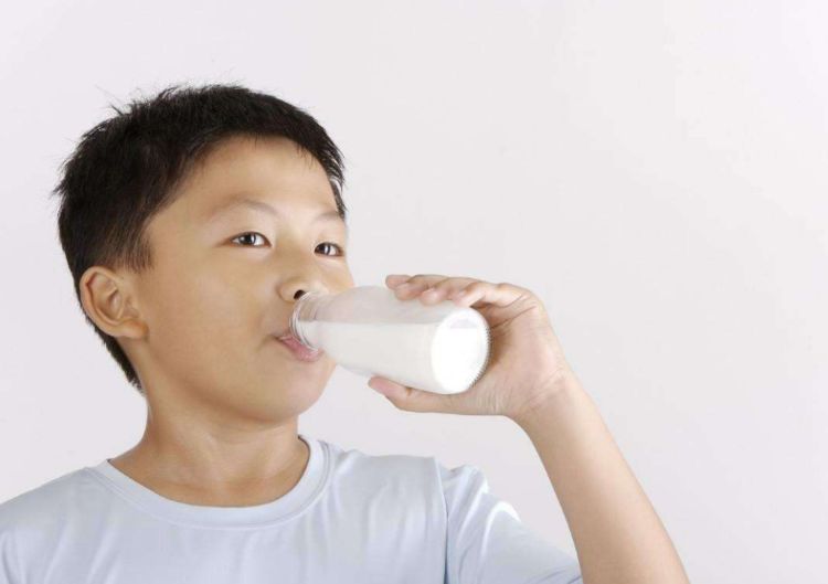 喝不喝牛奶的小孩有什么区别每天一杯奶差距就出来了