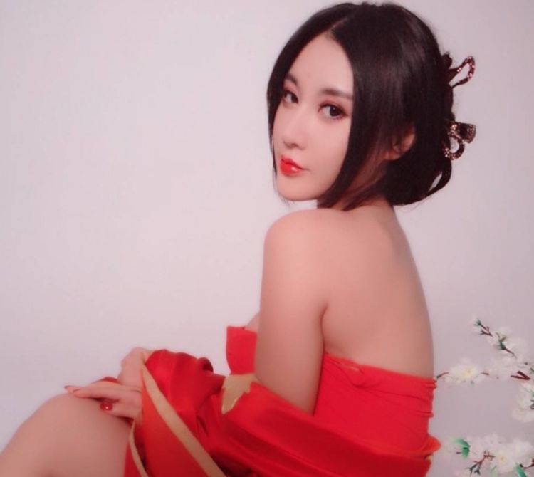 被樊玲"诱惑"到了吧,朱唇粉面腰如约素,妥妥的魅力无边
