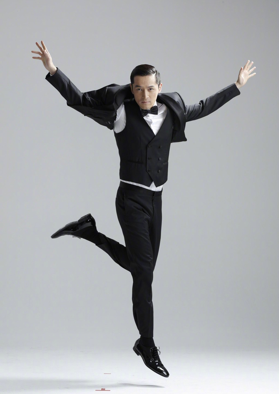 胡歌拍摄花絮曝光 舒展身体放飞自我柔韧度满分