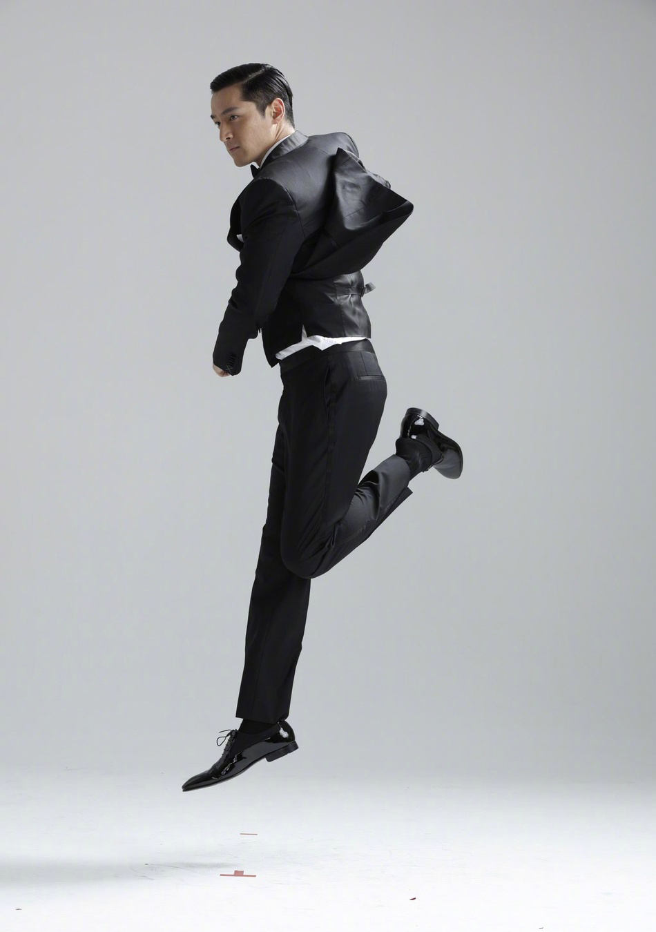 胡歌拍摄花絮曝光 舒展身体放飞自我柔韧度满分