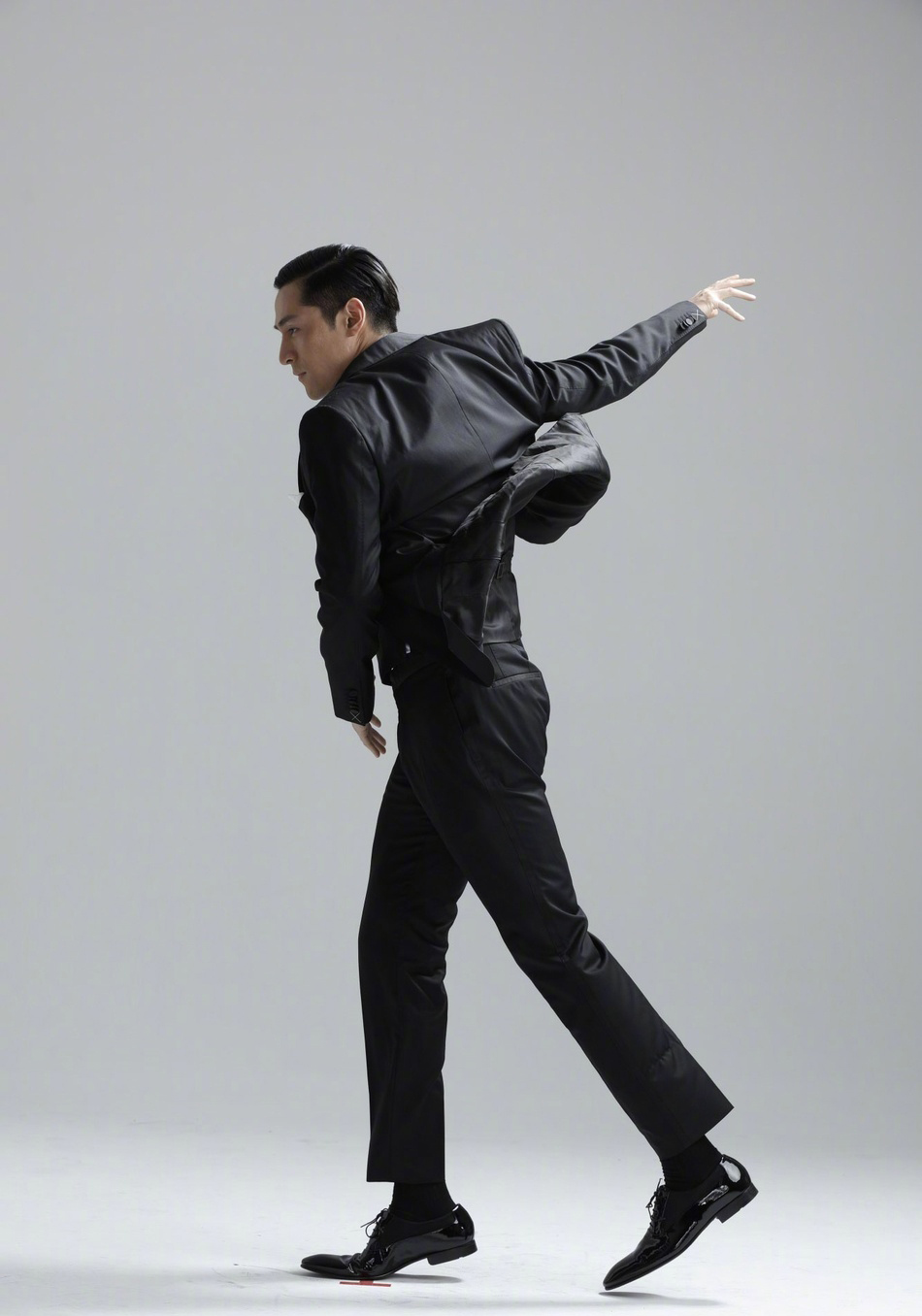 胡歌拍摄花絮曝光 舒展身体放飞自我柔韧度满分