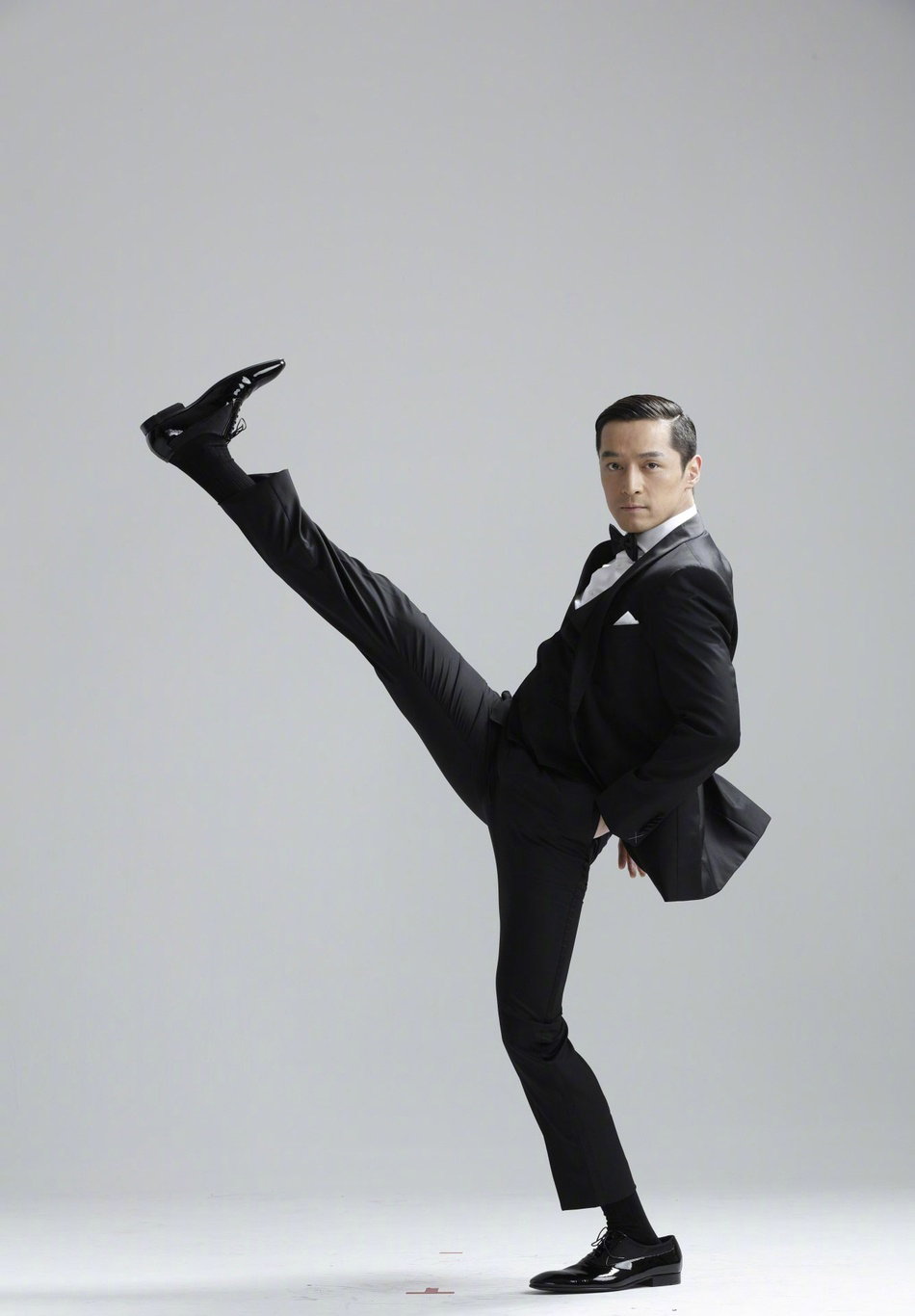 胡歌拍摄花絮曝光 舒展身体放飞自我柔韧度满分