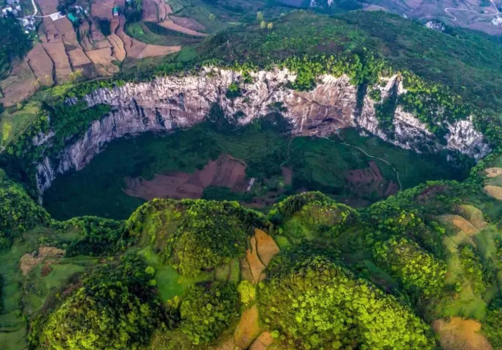 云南深山的天坑里,竟然有一条与世隔绝的村|云南|天坑|锅圈_新浪新闻