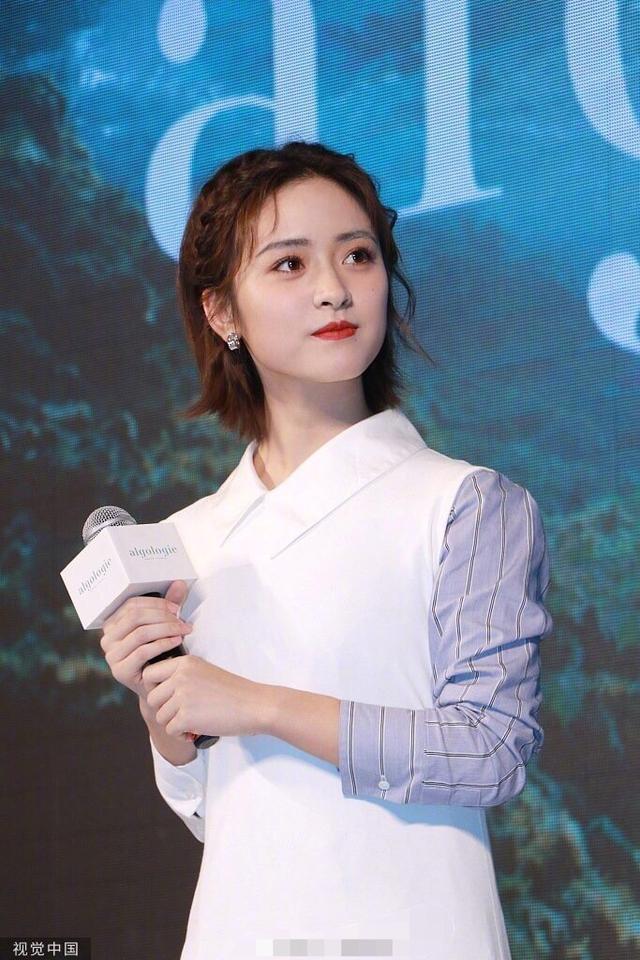 沈月侧编发造型超美笑容好甜,脸瘦了好多