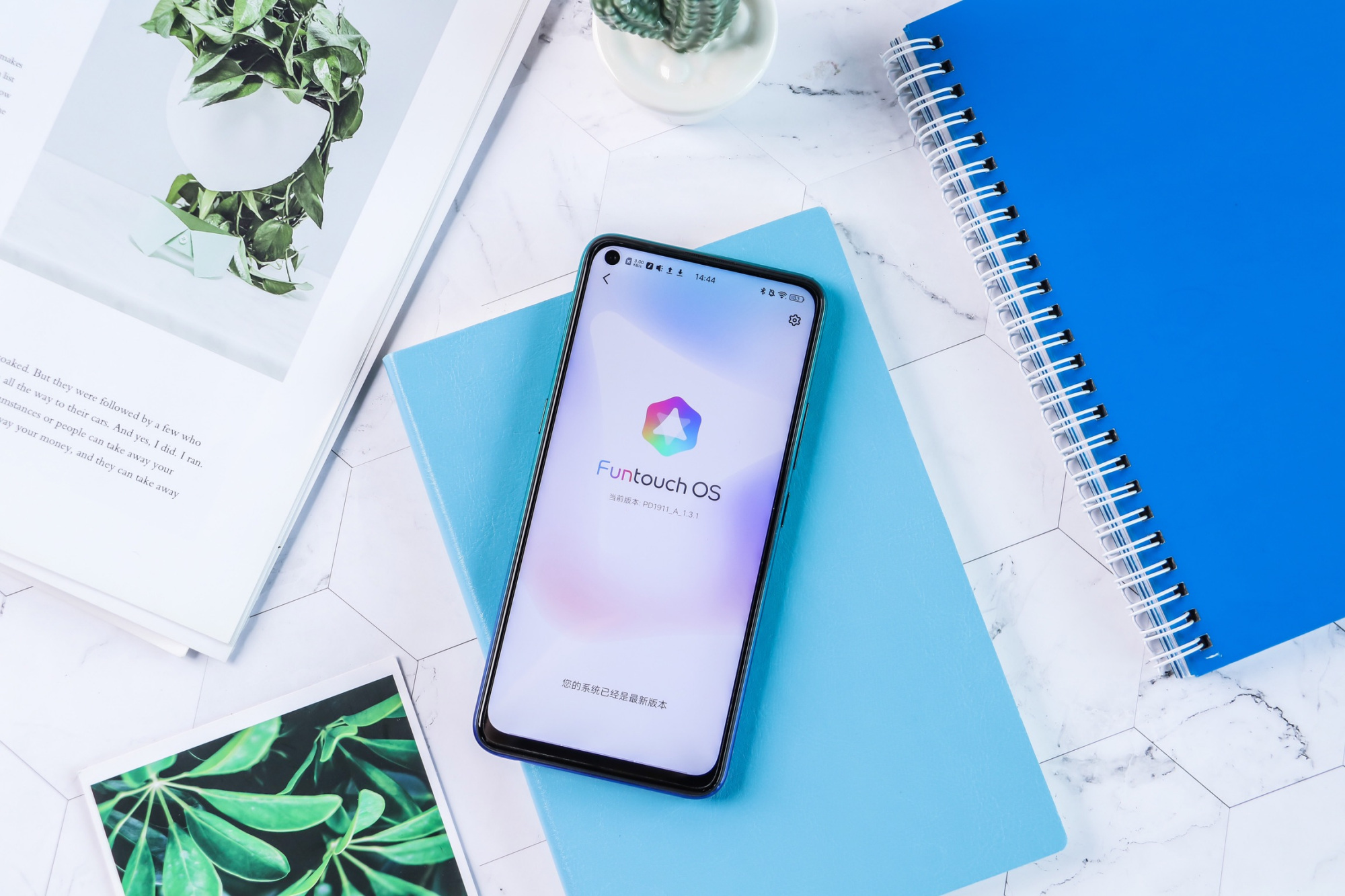 vivo z5x配备一块6.41英寸的oled浅水滴屏.