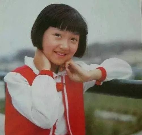 她是城南旧事中的小英子八十年代最美童星如今女儿很可爱
