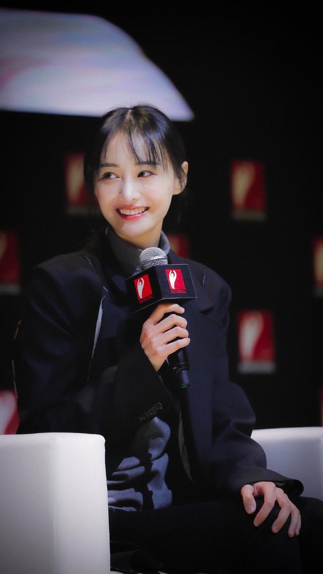 郑爽改走气质路线,再穿黑西装变温婉大女人,扎随性马尾美翻天