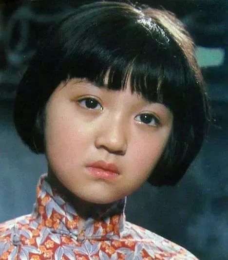 她是城南旧事中的小英子八十年代最美童星如今女儿很可爱