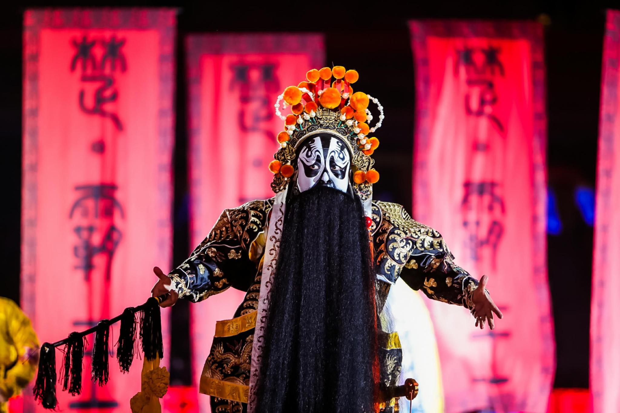 在开幕仪式上,青年京剧人刘振,客惠子惊艳登场,为全球观众带来一场别