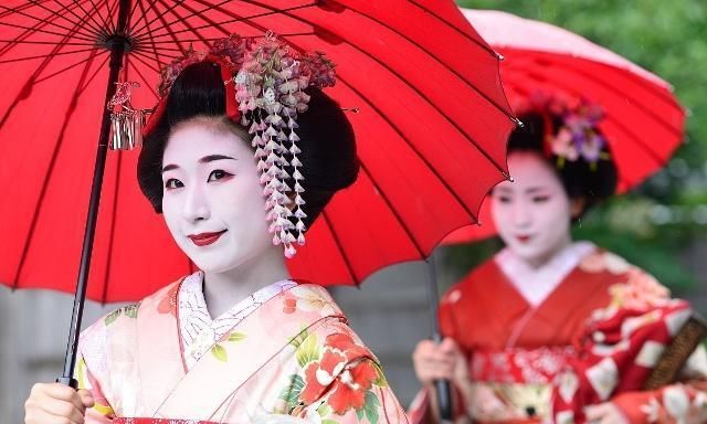 那是个大雪初霁的清晨,在中宫藤原定子的殿中,当值的女官们正三三两